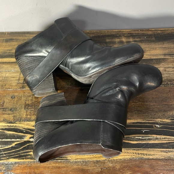 Kork-Ease clogs with wooden heel black size 11/43
Size 11 size 43 one tack gone - Picture 15 of 17
